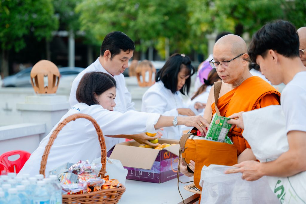 ทำบุญตักบาตรพระสงฆ์หมู่ใหญ่80รูป ปฏิบัติธรรมเฉลิมพระเกียรติ