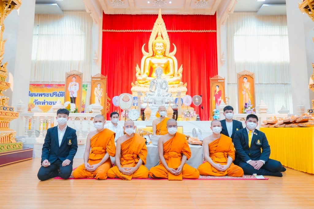 ผู้บริหารส่วนวางแผนและพัฒนาการอบรม กราบถวายมุทิตาสักการะ หลวงพ่อพระครูวิลาศกาญจนธรรม วิ.