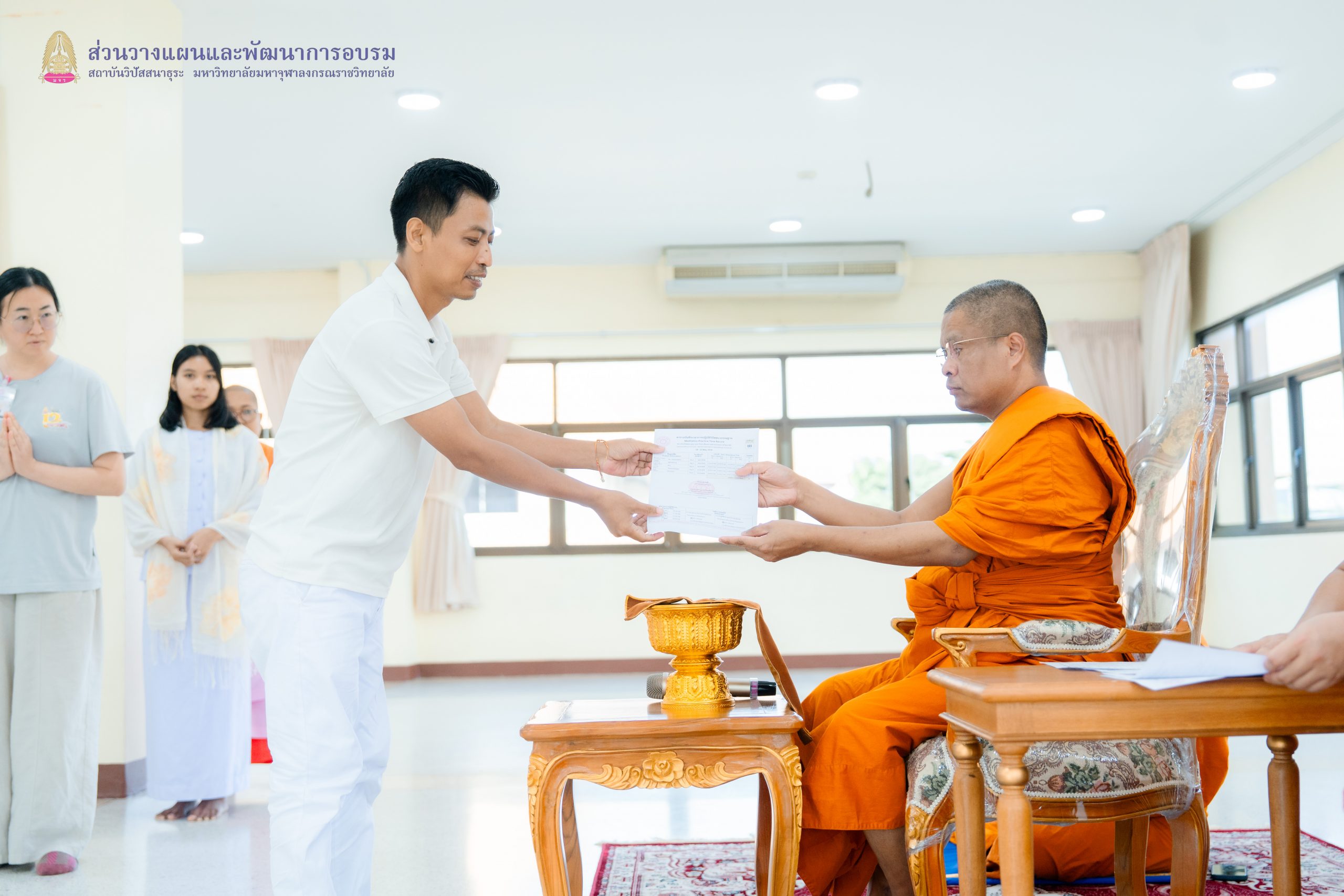 สถาบันวิปัสสนาธุระจัดพืธีมอบวุฒิบัตรแก่นิสิตนานาชาติผู้เข้าปฏฺิบัติวิปัสสนากรรมฐาน